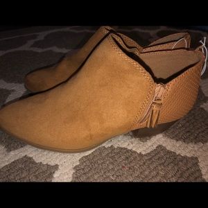 Low cut v shaped ankle boot